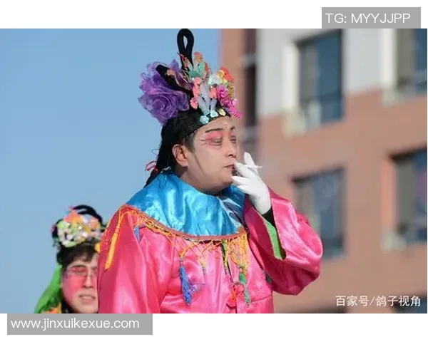 镜头捕捉：球员交易赛场小动作引发热议