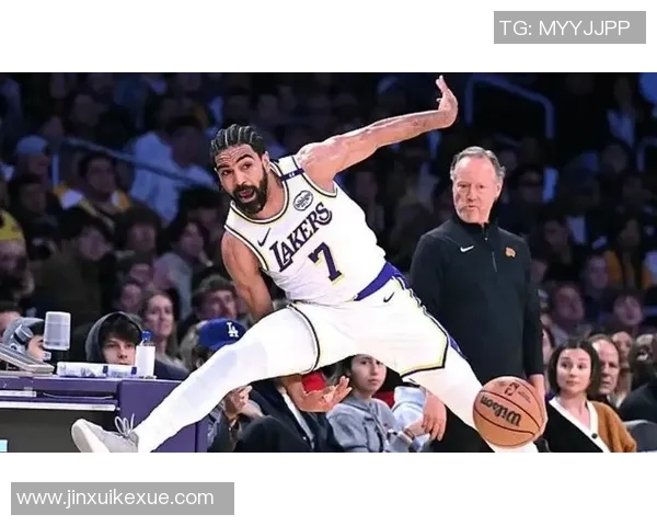 镜头捕捉：湖人赛场小动作引发热议