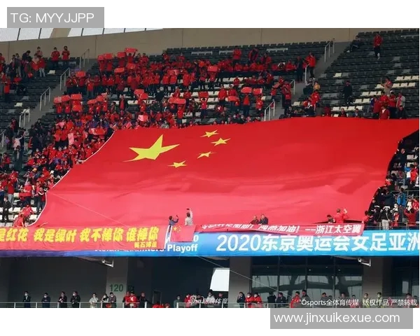 球迷齐声高唱国歌全场共鸣激昂震撼人心画面深刻留存 球迷齐声高唱国歌全场共鸣激昂震撼人心画面深刻留存